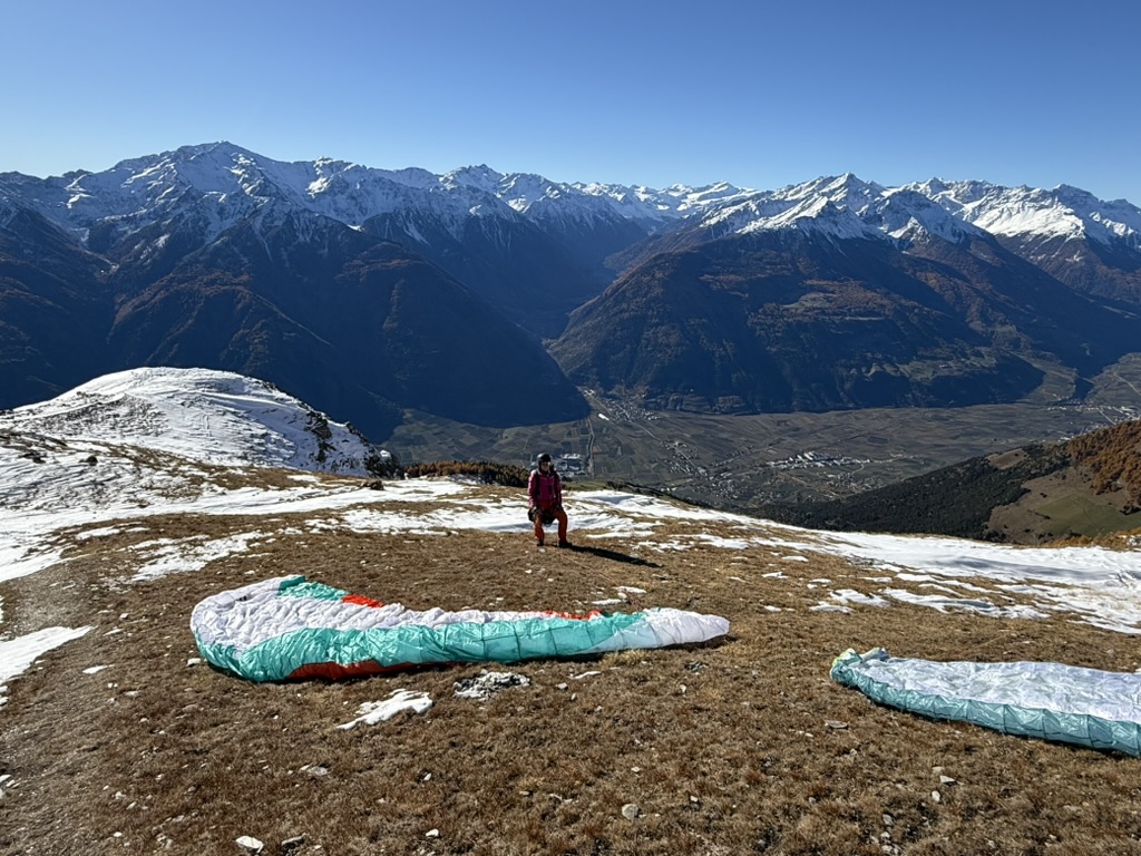 Ausgelegte Gleitschirme am Startplatz hoch über dem Vinschgau