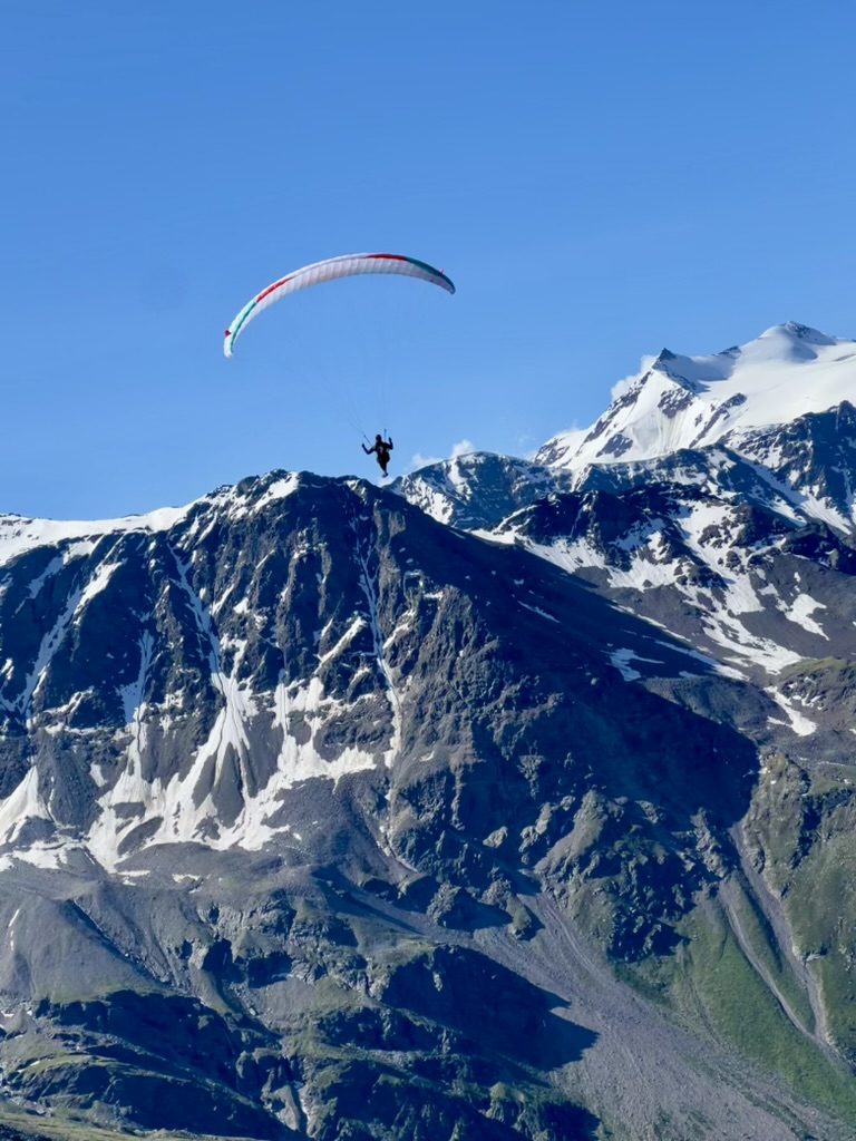 Gleitschirm über dem verschneiten Ortlermassiv