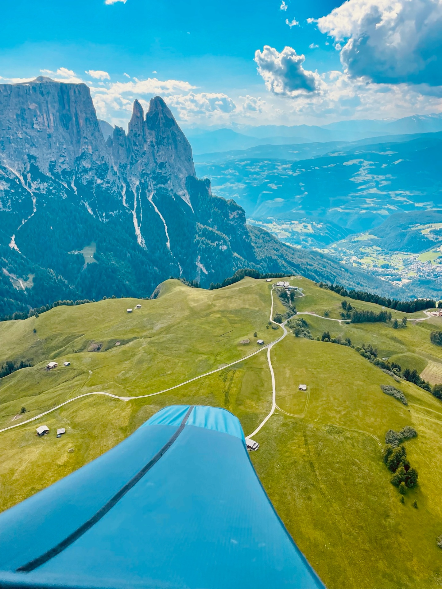 Flug über sonnige Almwiesen und Gipfel in Südtirol
