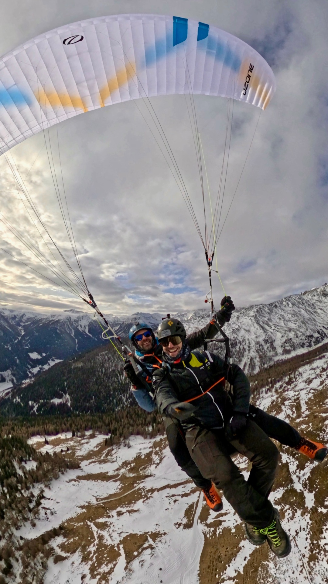 Winterlicher Tandemflug über verschneite Berghänge