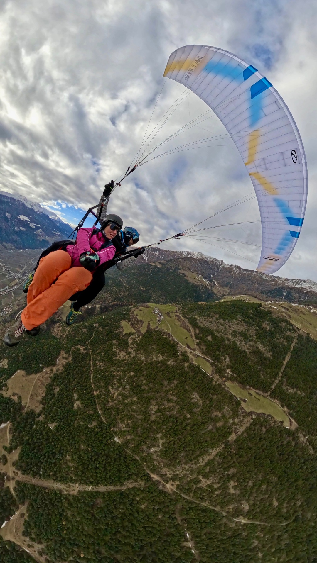 Tandemflug über den bewaldeten Hängen im Vinschgau