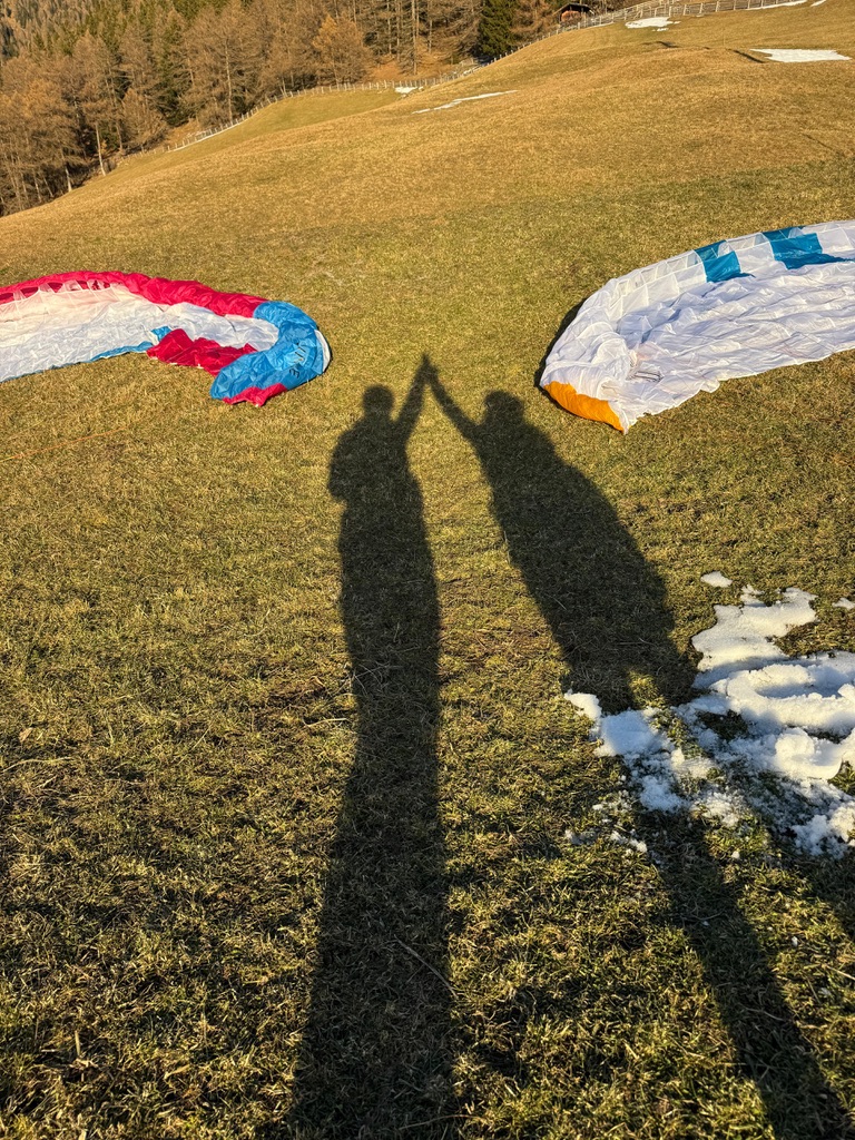 Schatten von Pilot und Passagier am Startplatz vor dem Abflug