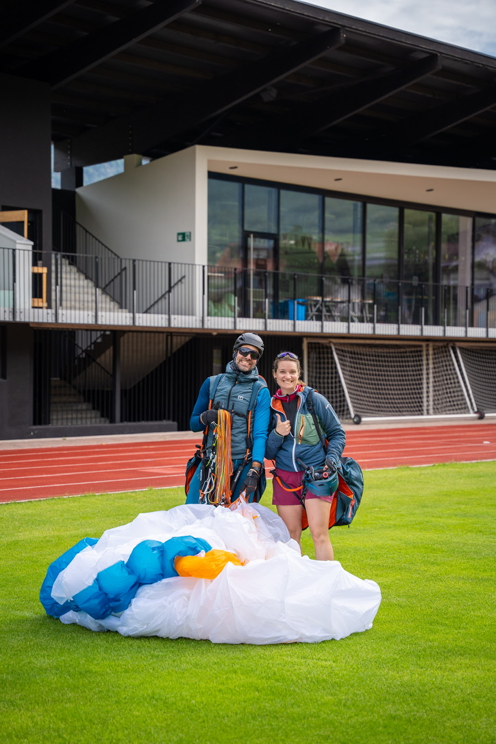 Nach der Landung am Sportplatz mit gepacktem Gleitschirm