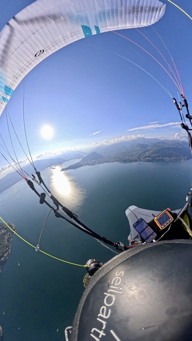 Pilot mit Helm über dem Reschensee