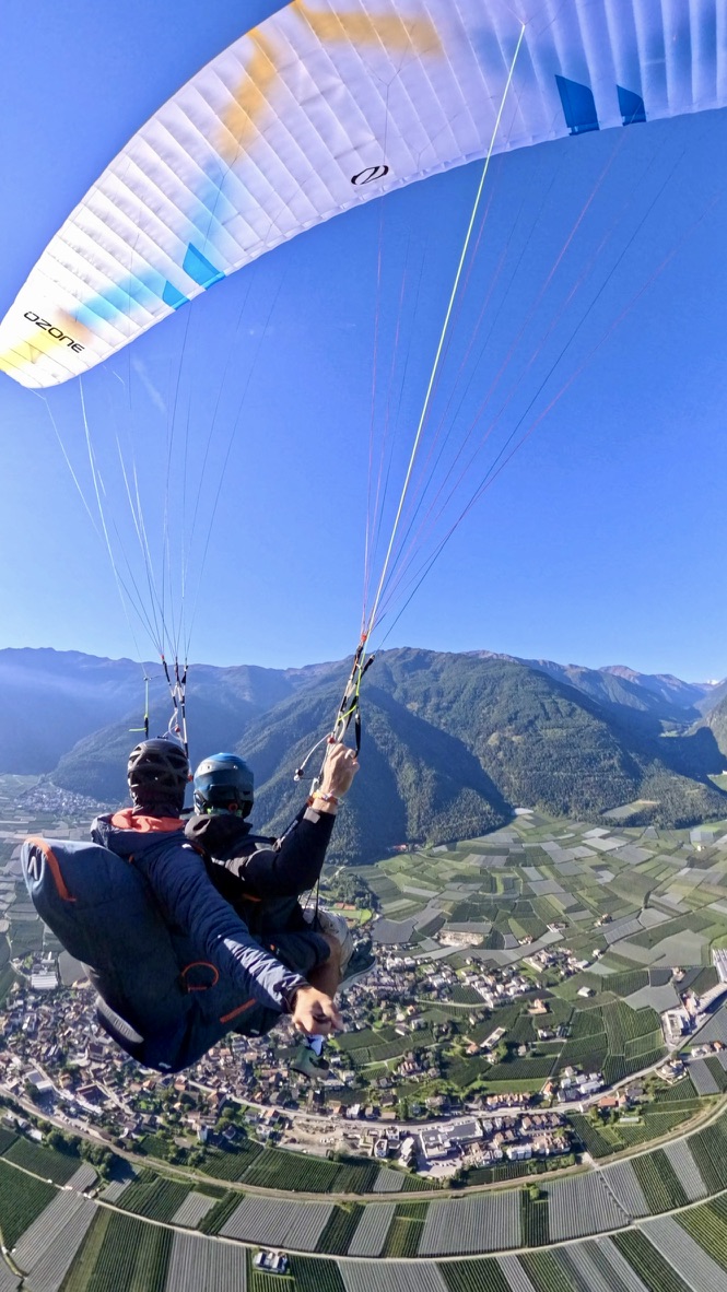 Tandemflug über den Obstwiesen und Dörfern im Vinschgau